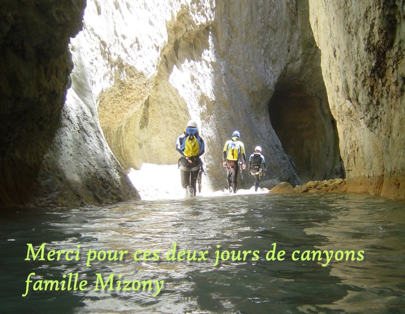 Agradecemos la confianza de la familia Mizony (2007). Su afán de conocer los barrancos de la Sierra de Guara, siempre un reto para nosotros. Guías Vertientes Aventura