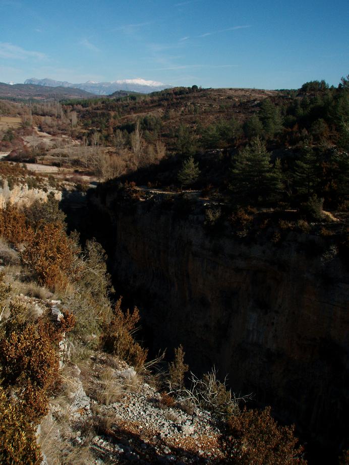 Vista del Cañón del Río Vero y la cadena pirenaica desde la aproximación al Basender. Dic 07