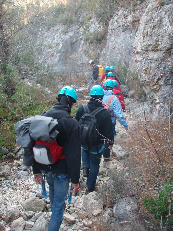 El grupo entrando en el barranco del Basender en invierno, comienzan las sensaciones...