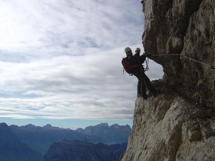 Ferrata en Dolomitas. Pasos vertiginosos