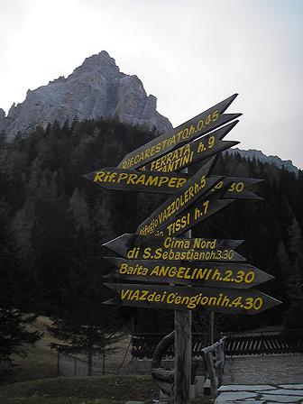 Actividades en las Dolomitas (Italia). Vertientes buscando la vía