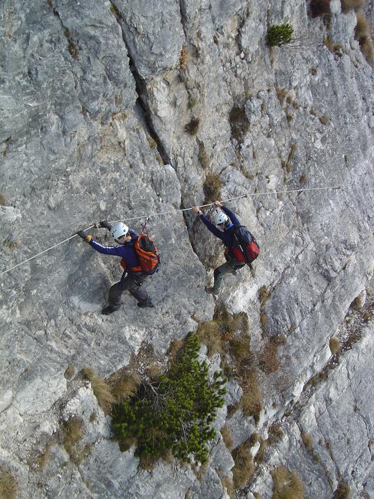 Ferrata en Dolomitas. Poco equipamiento en las vías que antiguamente se utilizaban para buscar lugares estratégicos de combate