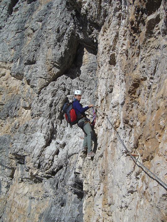 Ferrata en Dolomitas. Xavi flanquando en la Vía Constantini